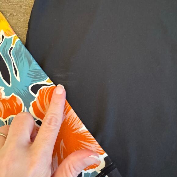 Volcom Women's Size XS Take It Easy Long Sleeve Floral Rash Guard 50 UPF NWT - Picture 8 of 9